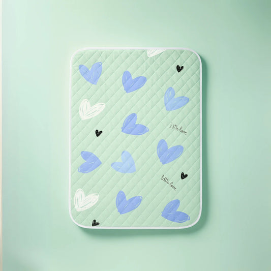 Protège matelas lavables et absorbants coeurs bleus